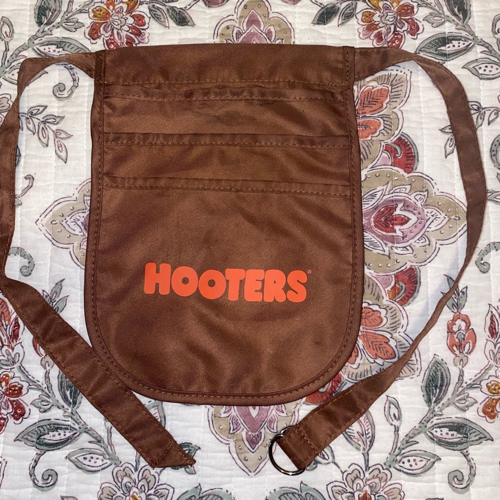 Hooters brown apron